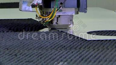 在工业数控机床上加工<strong>金属薄板</strong>的切削孔冲压。